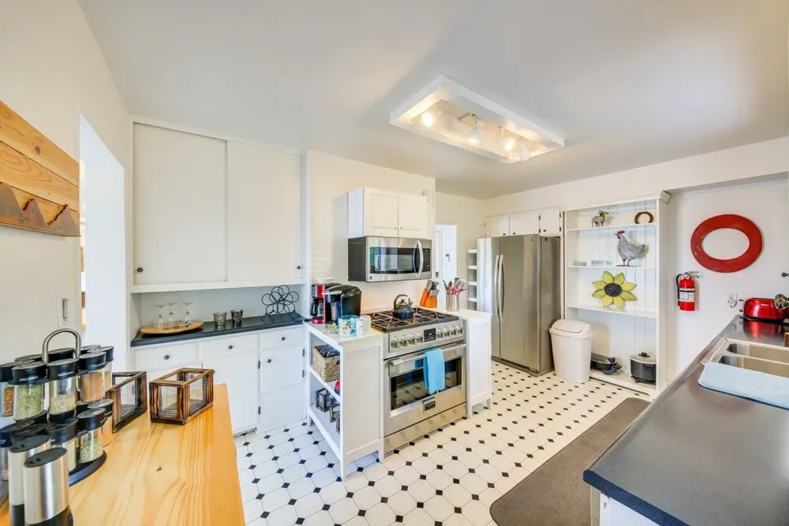 Waterfront Sagle Retreat w/ Hot Tub & Fireplace