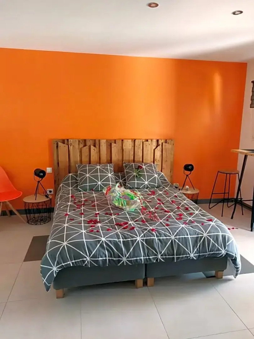 Le Mas Des Roches Jacuzzi Privatif (Adults Only)