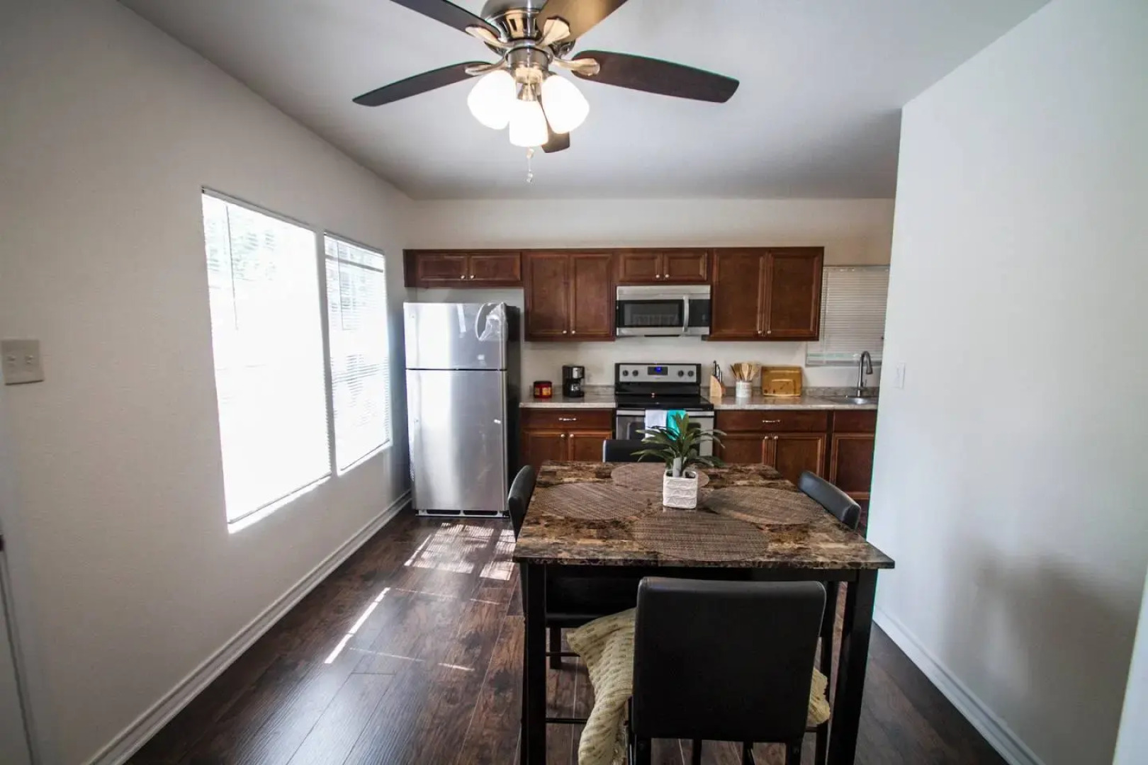 Cozy Remodeled 2BR/2BA Near Downtown Sleeps 8