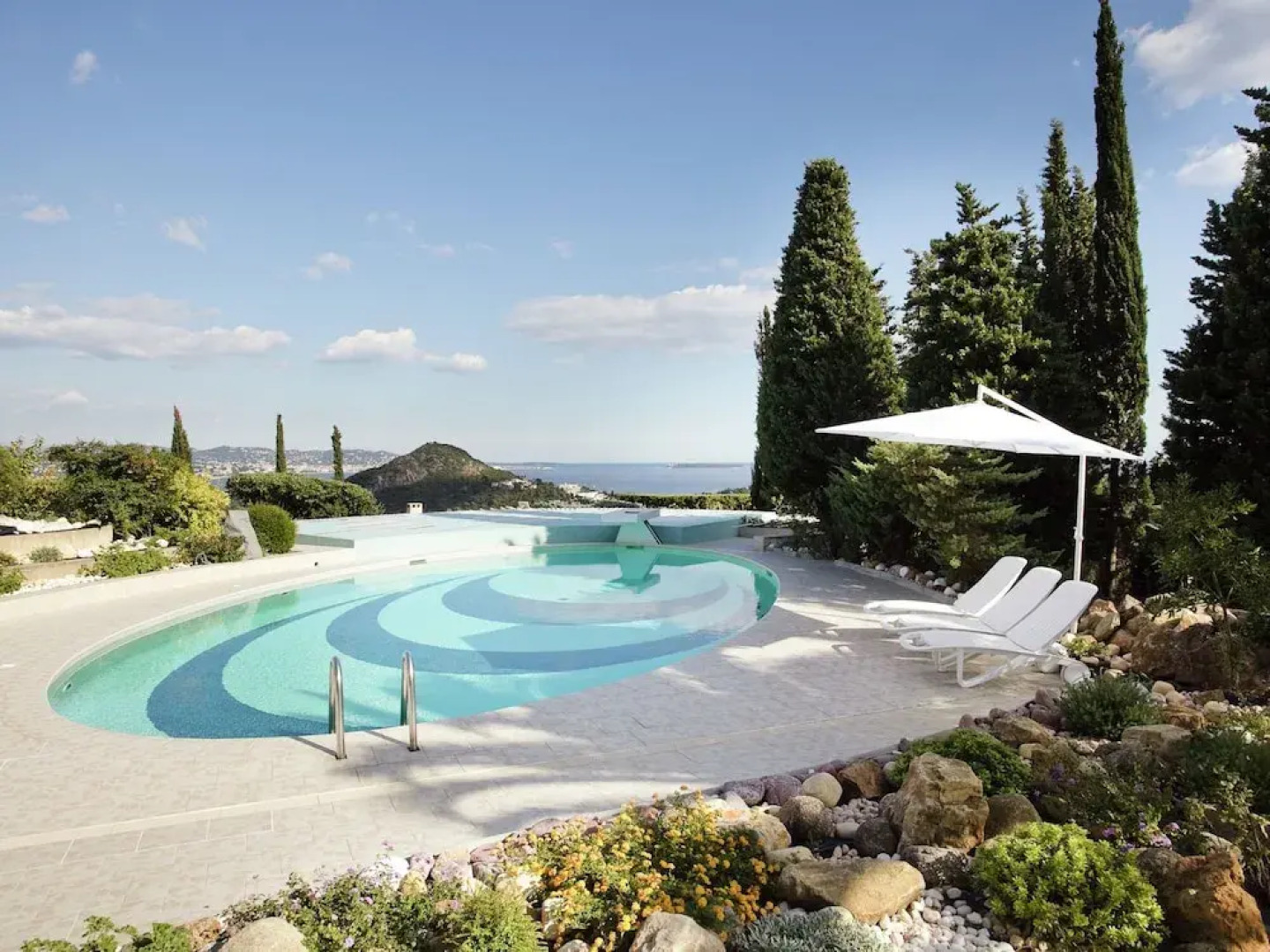 Hilltop Villa in Mandelieu-la-napoule With Sauna & Pool