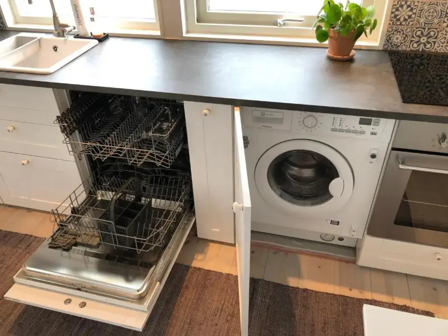 Två gästhus vid hav och strand