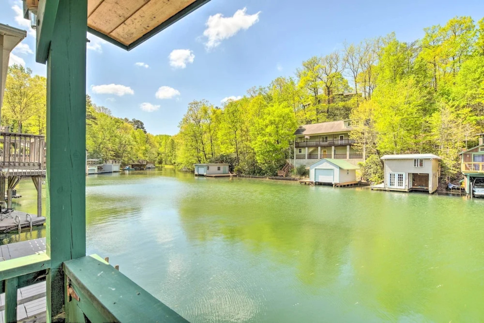 Screened Porch & Grill: Waterfront Landrum Cottage