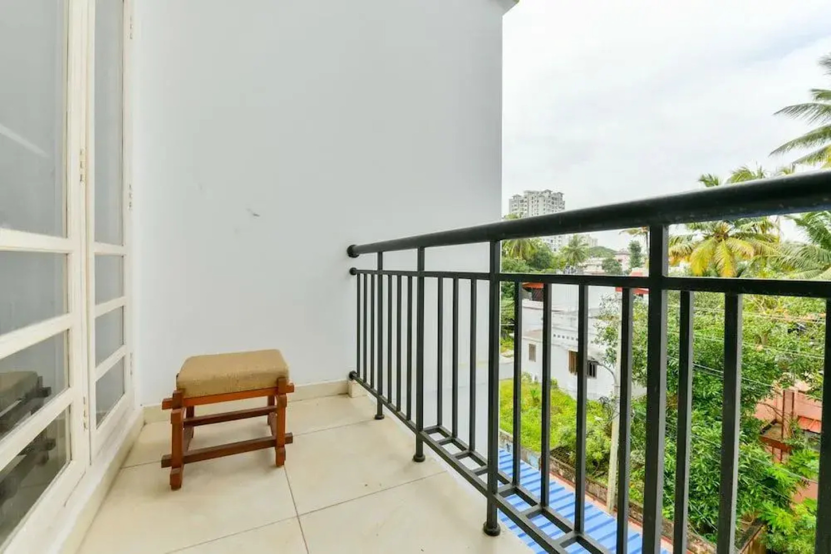 OYO 18602 Home Spacious Stay Near Lulu Mall