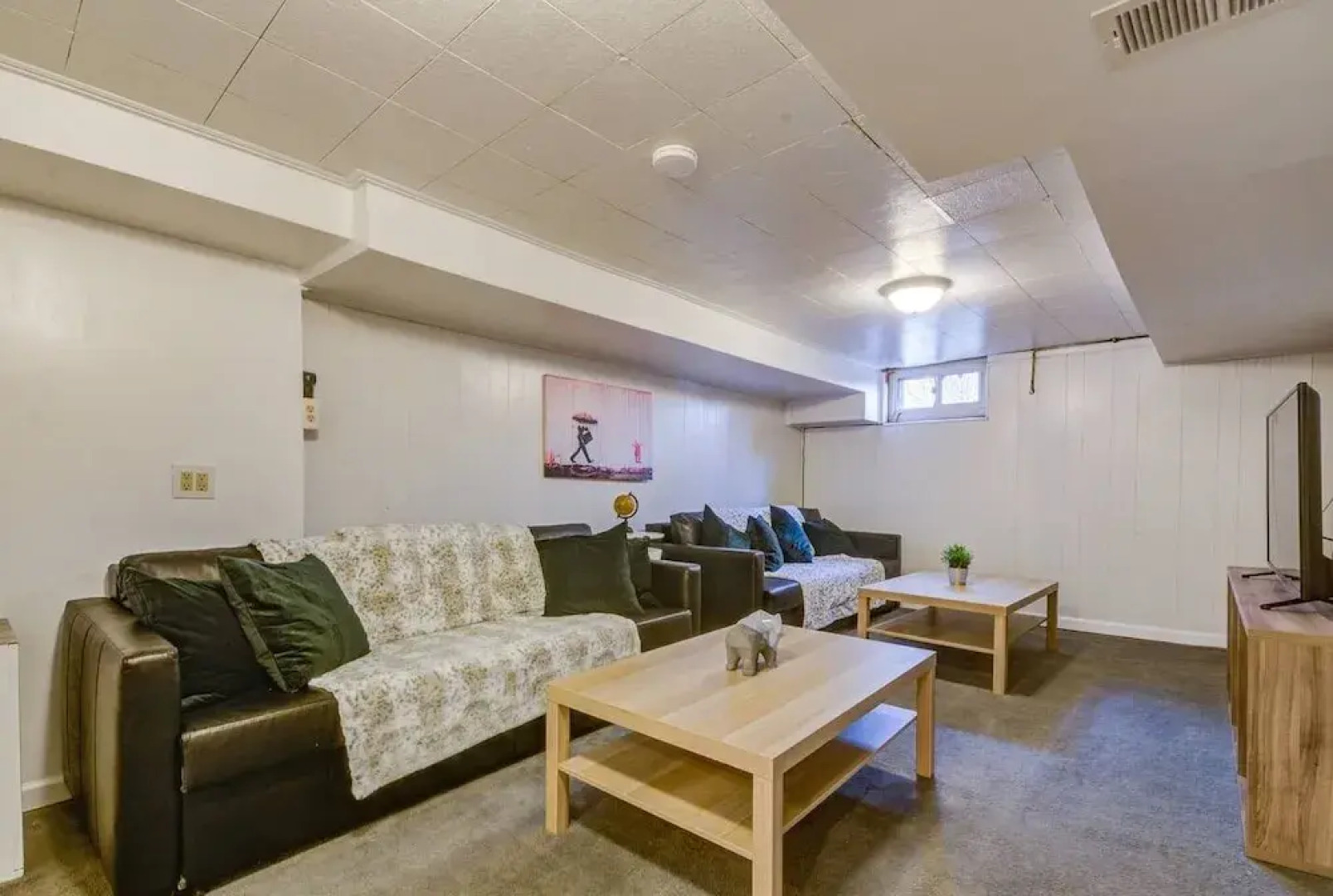 Modern Townhouse w/ Pool Table by Cozysuites