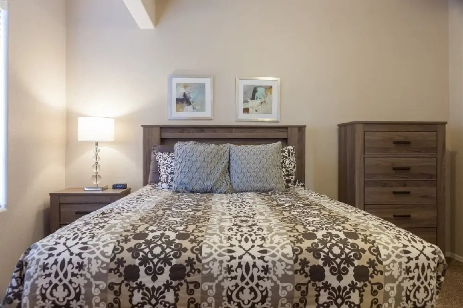 2BR Plus Ocotillo Townhome, Heated Pool, Spa, Gym