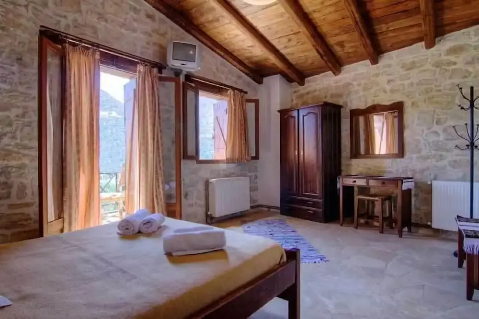 Stone Village Petrino Horio