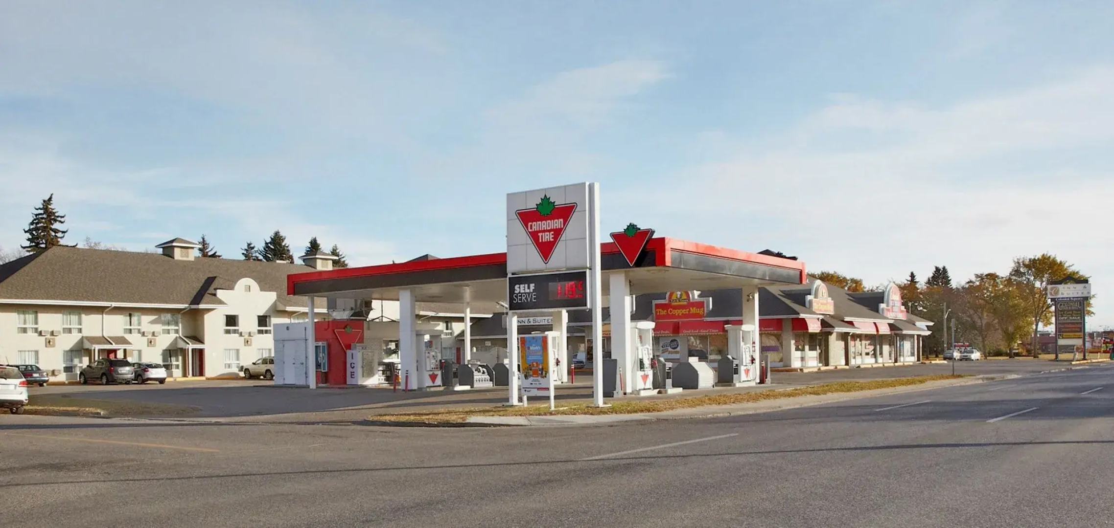 Colonial Square Inn & Suites