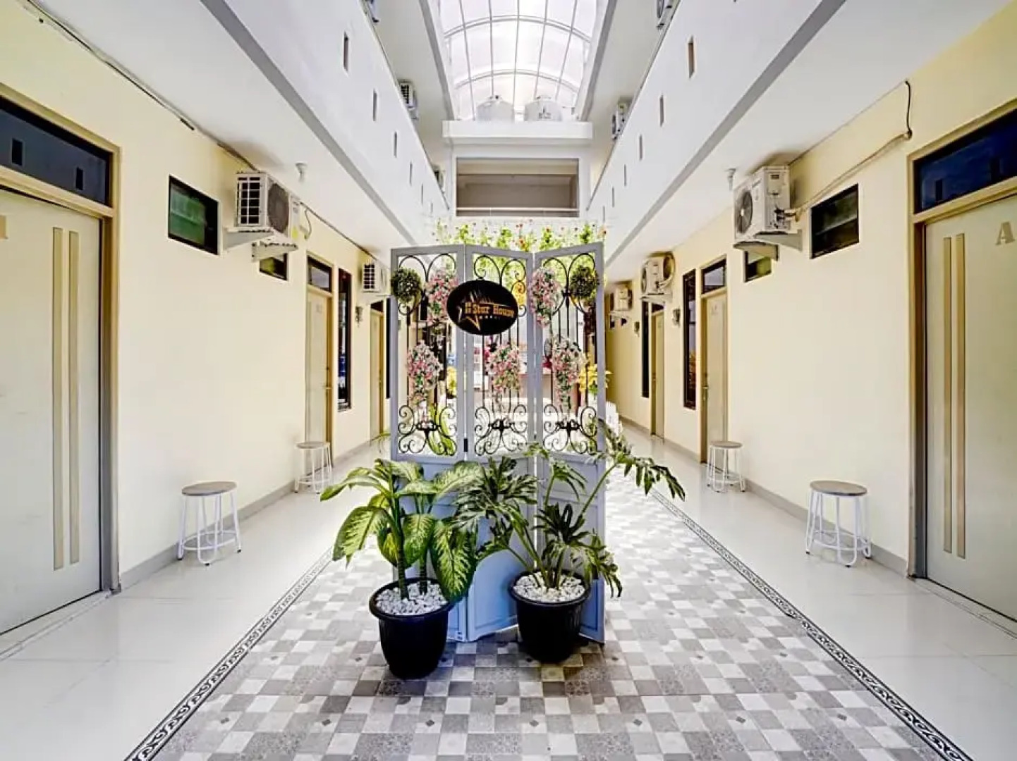 OYO 90052 Star House