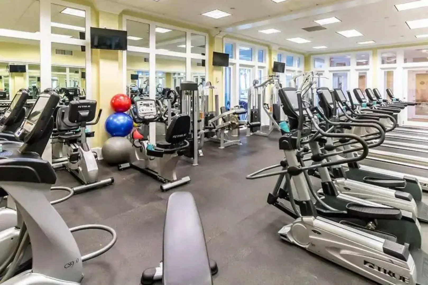 The Beach Club Doral 306 - Spacious Beachfront Condo!