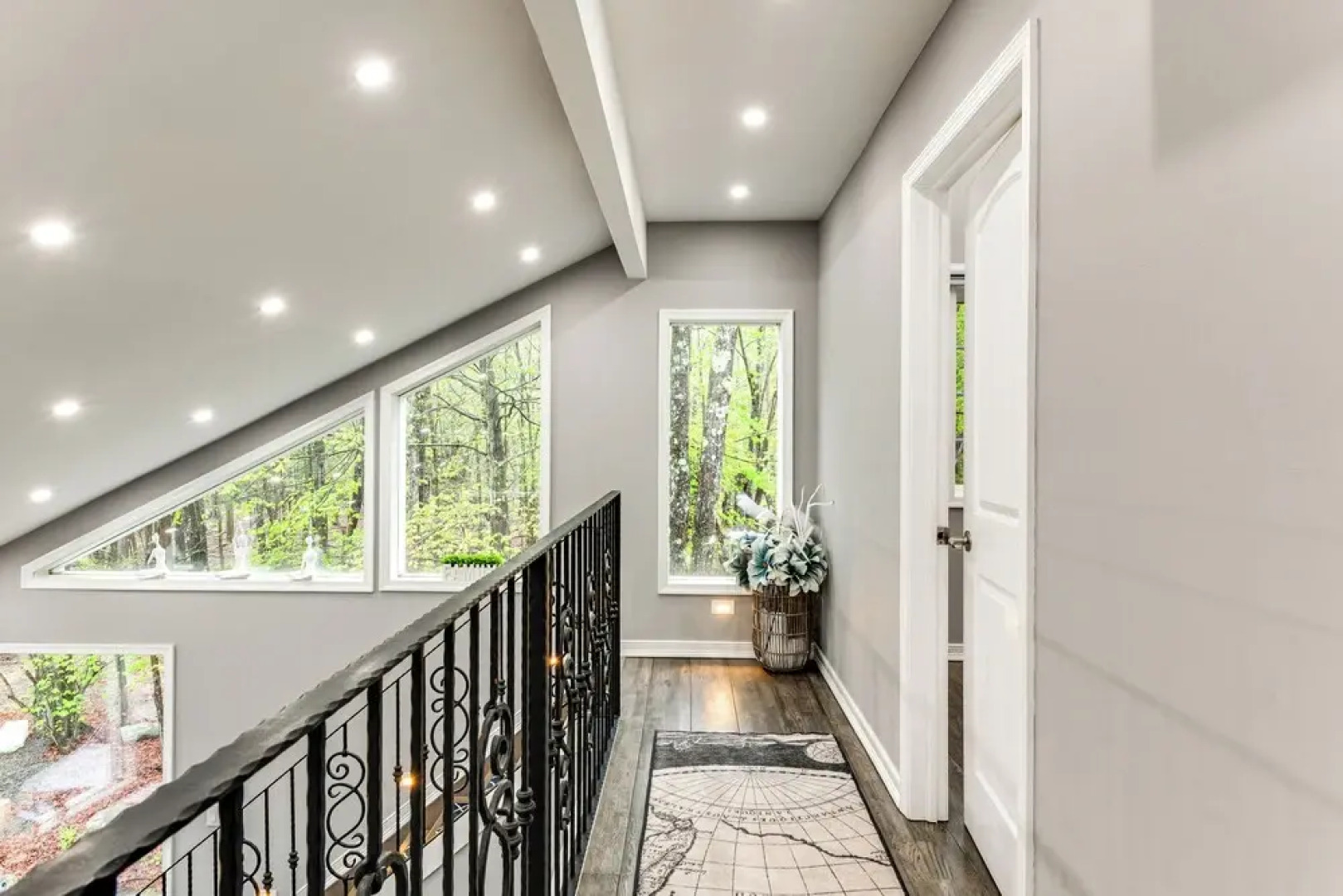 < 2 Mi to Big Bass Lake: Modern Mtn Chalet!