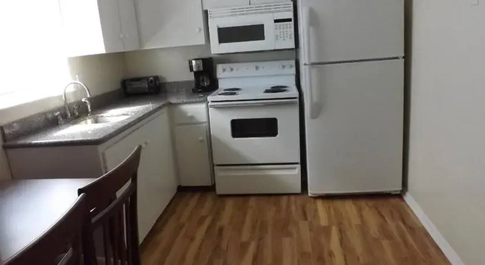 Eamon James Apartments & Suites