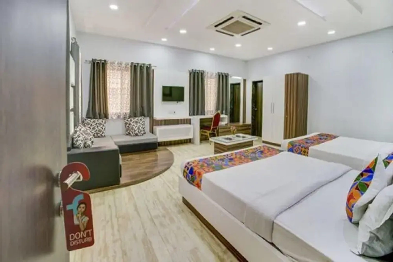 OYO 1535 Hotel Bee Town