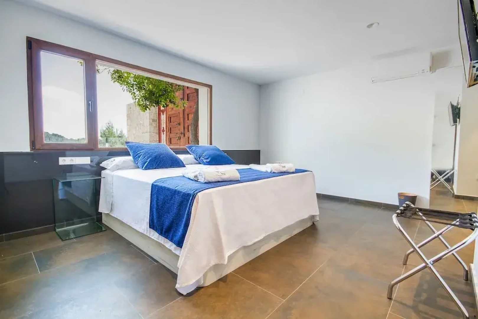 Young Hotels Spain SL