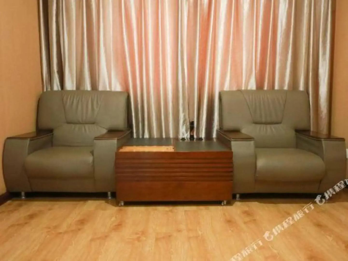 Yijialong Express Hotel (Zhangjiakou South Railway Station Construction Engineering College Store)