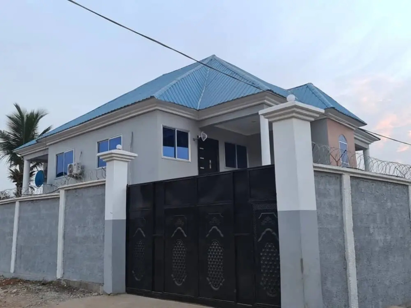 6-bed House in Freetown 5 min Drive From the Beach