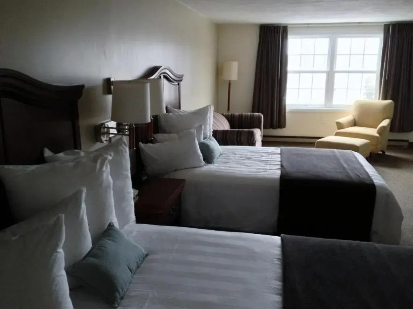 Holiday Hill Inn & Suites