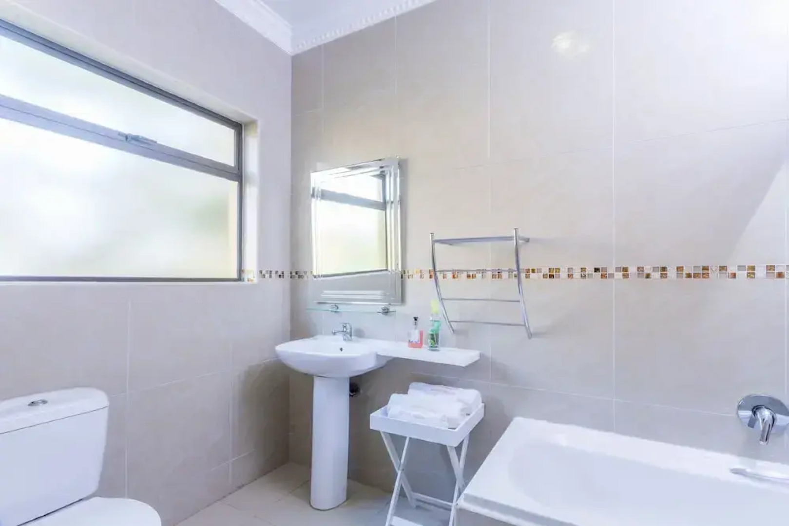 Room in Guest Room - Ezulwini Guest House - Standard Double Room With Balcony & Pool View, 2 Guests