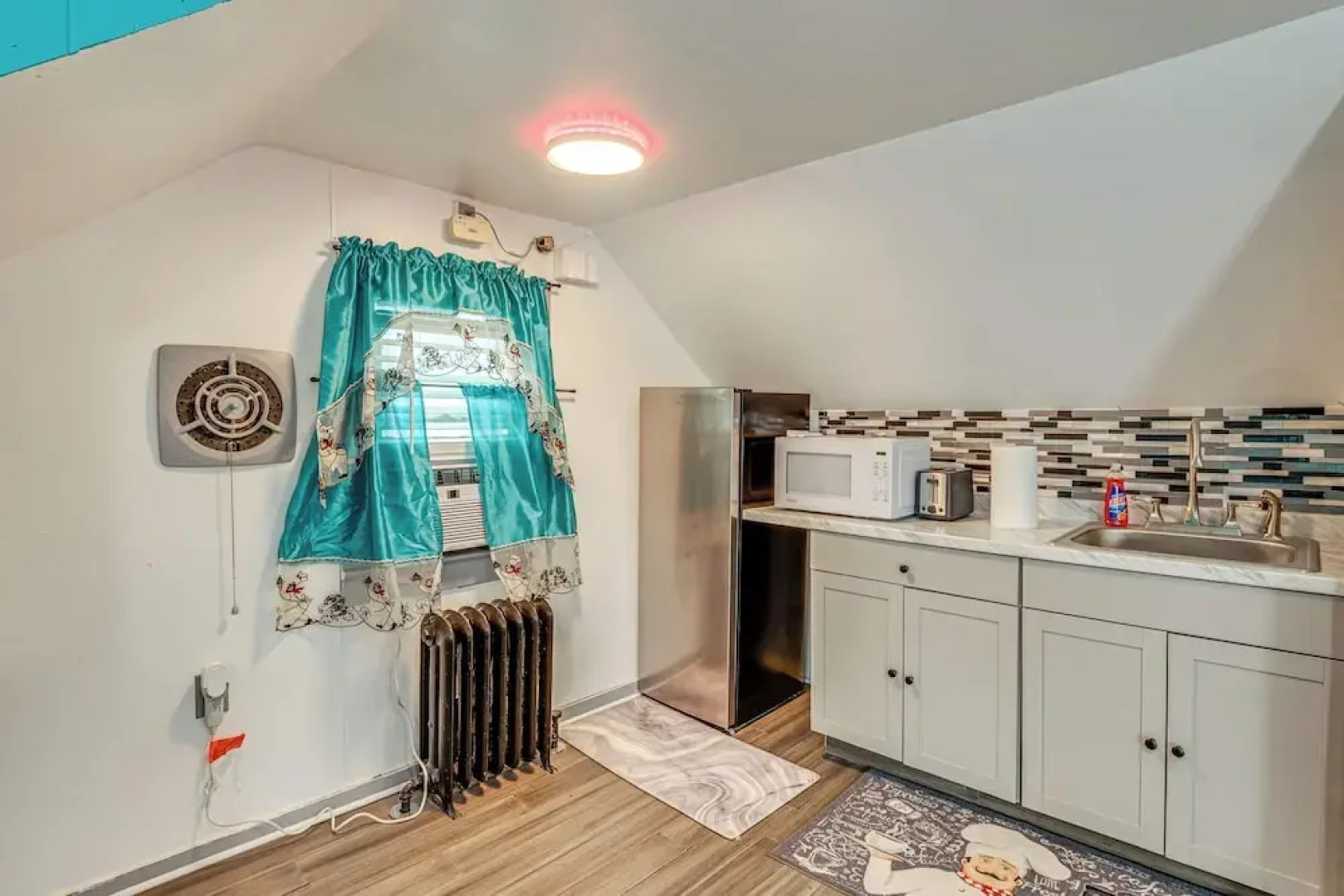 11 Mi to Manhattan: Pet-friendly Duplex w/ Yard!