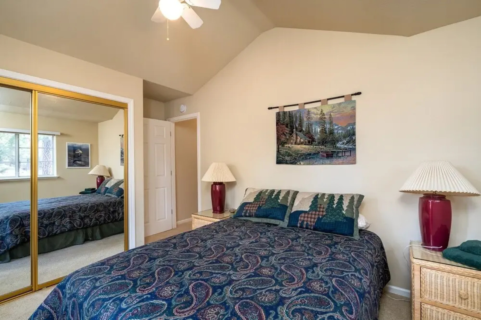 Happy Trails - Updated Home with Cozy Sunroom by Yosemite Region Resorts