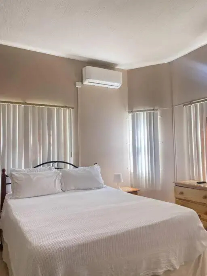 Runaway Bay 5 Bedroom Villa W/ a Large Pool. Gorgeous