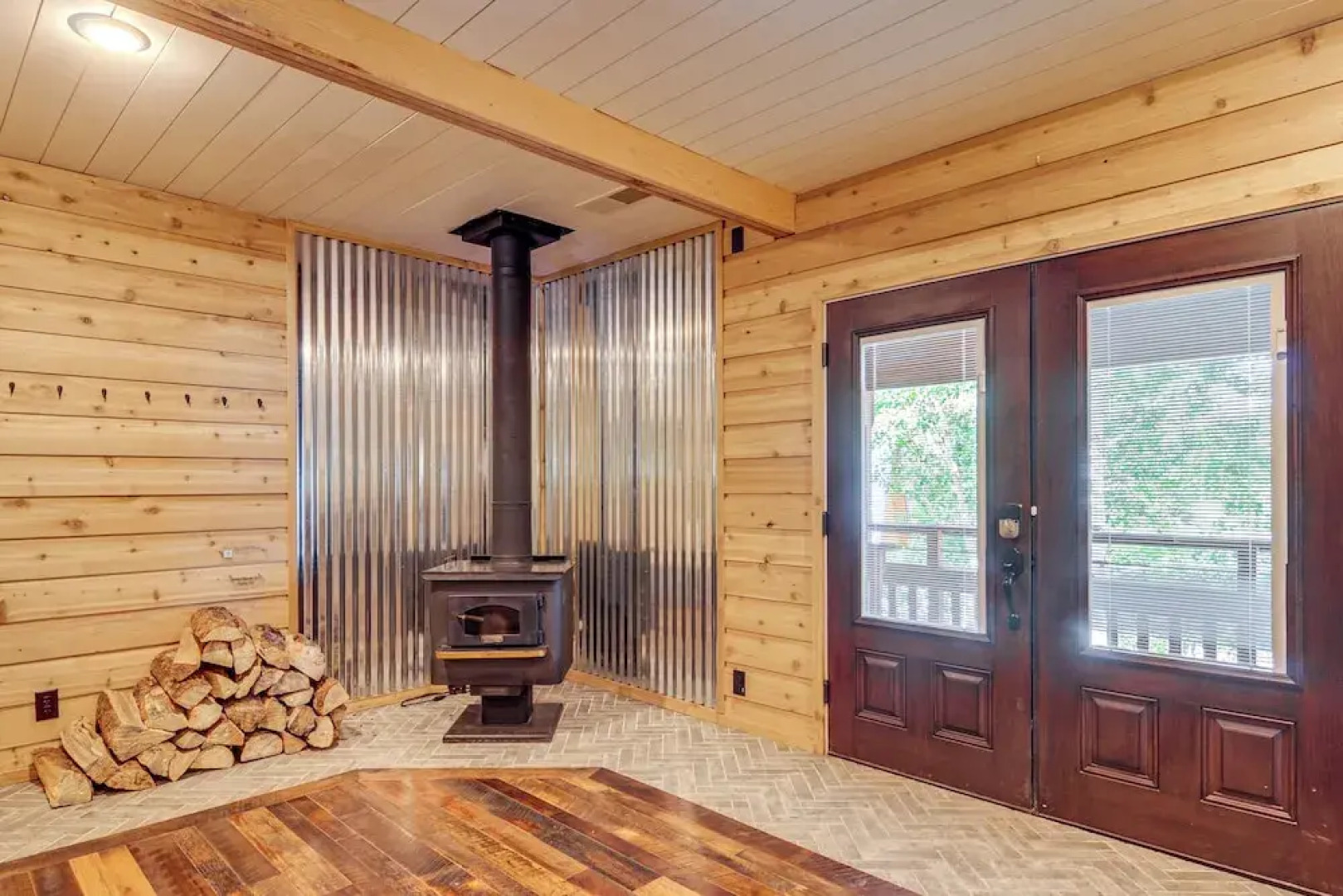 Inviting Utah Cabin w/ Spacious Deck + Fireplace!