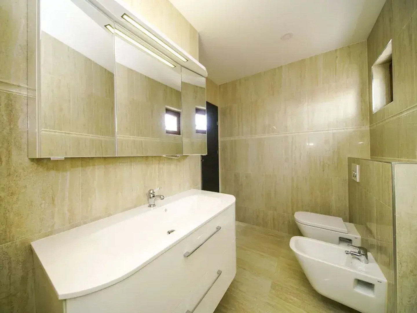 Luxurious Villa with Private Swimming Pool, Hot Tub, Sauna, Lovely Taverne