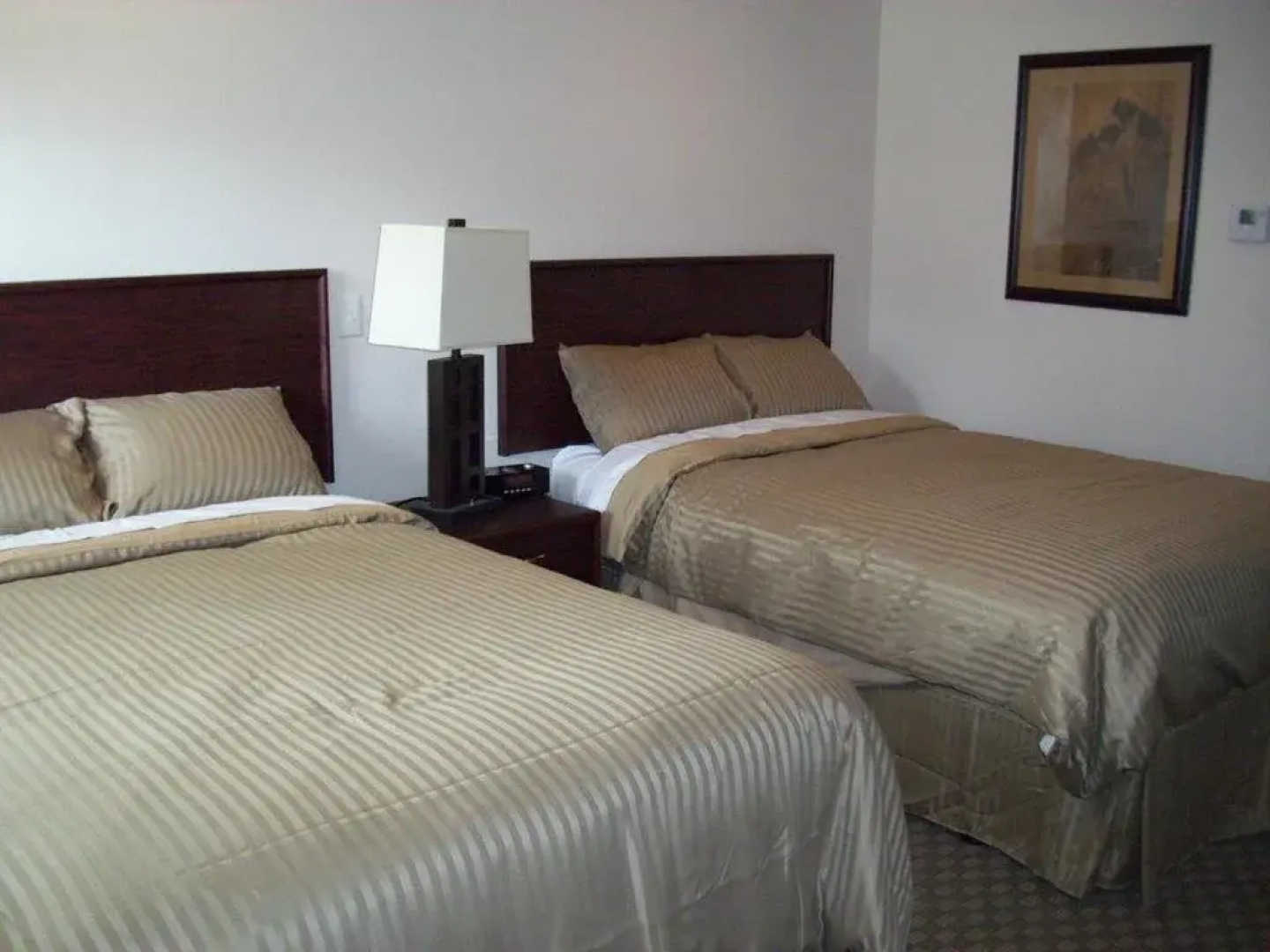 Price Pointe Inn