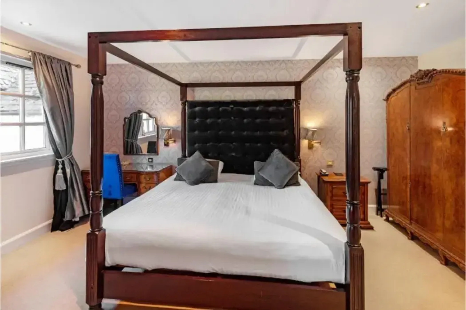 Taychreggan, Signature Collection by Eight Continents