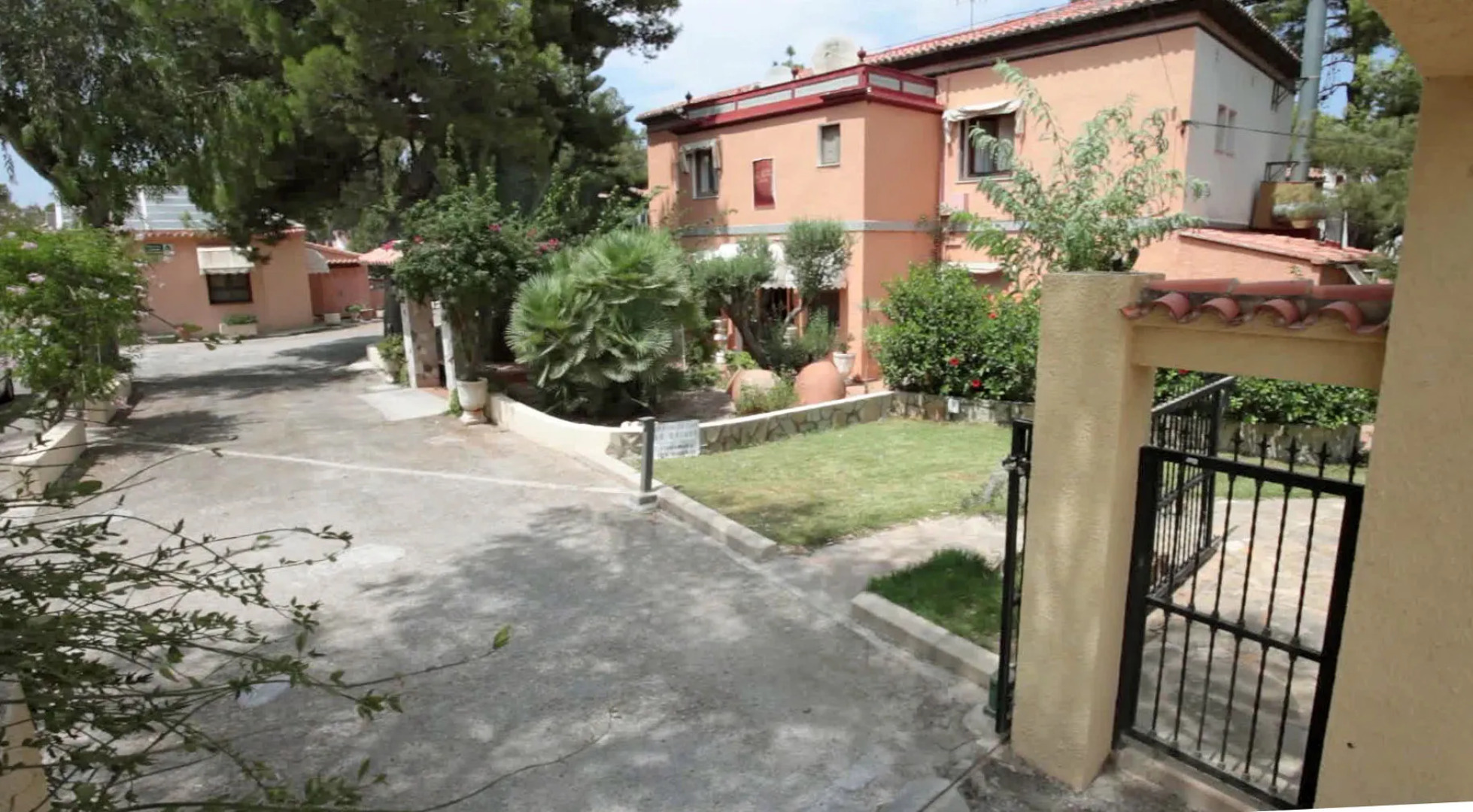 Apartamentos La Racona