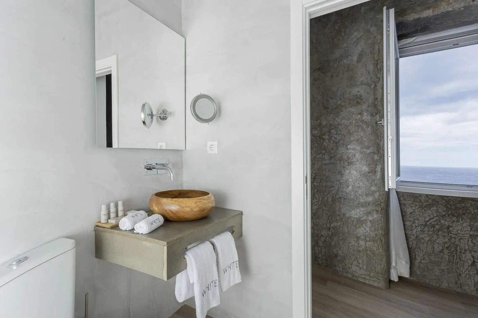 White Exclusive Suite & Villas