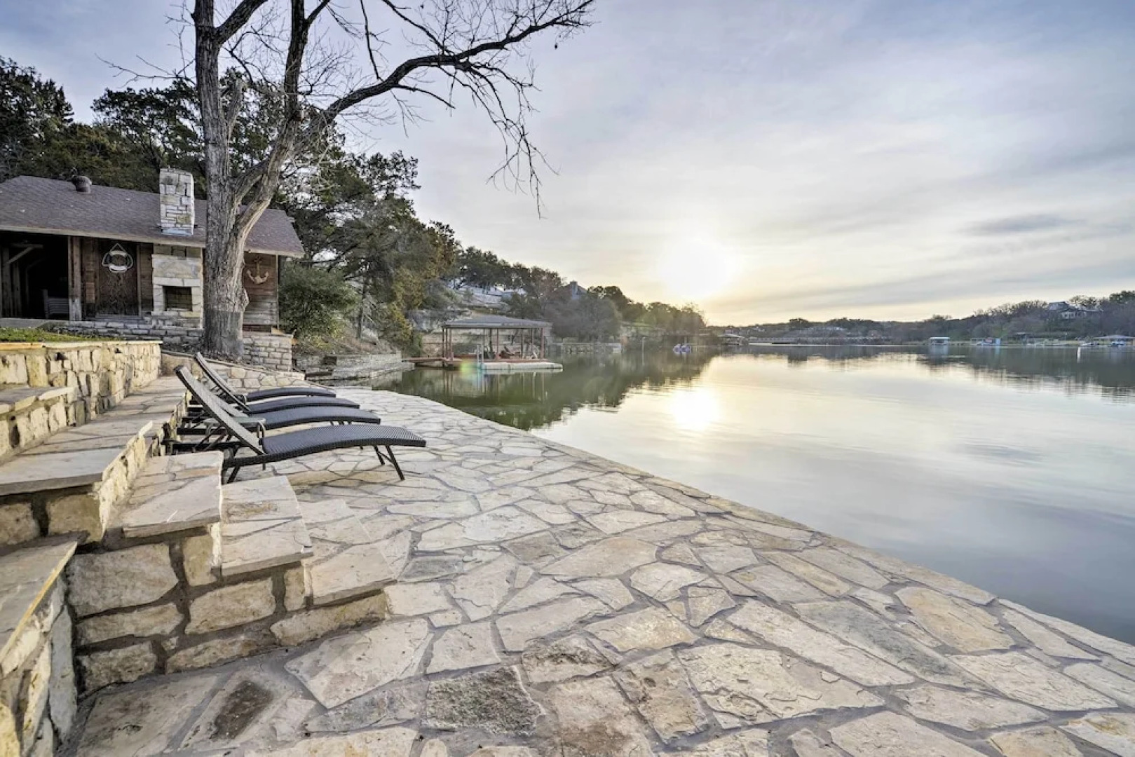 Bright n Breezy Waterfront Lake Granbury Getaway!