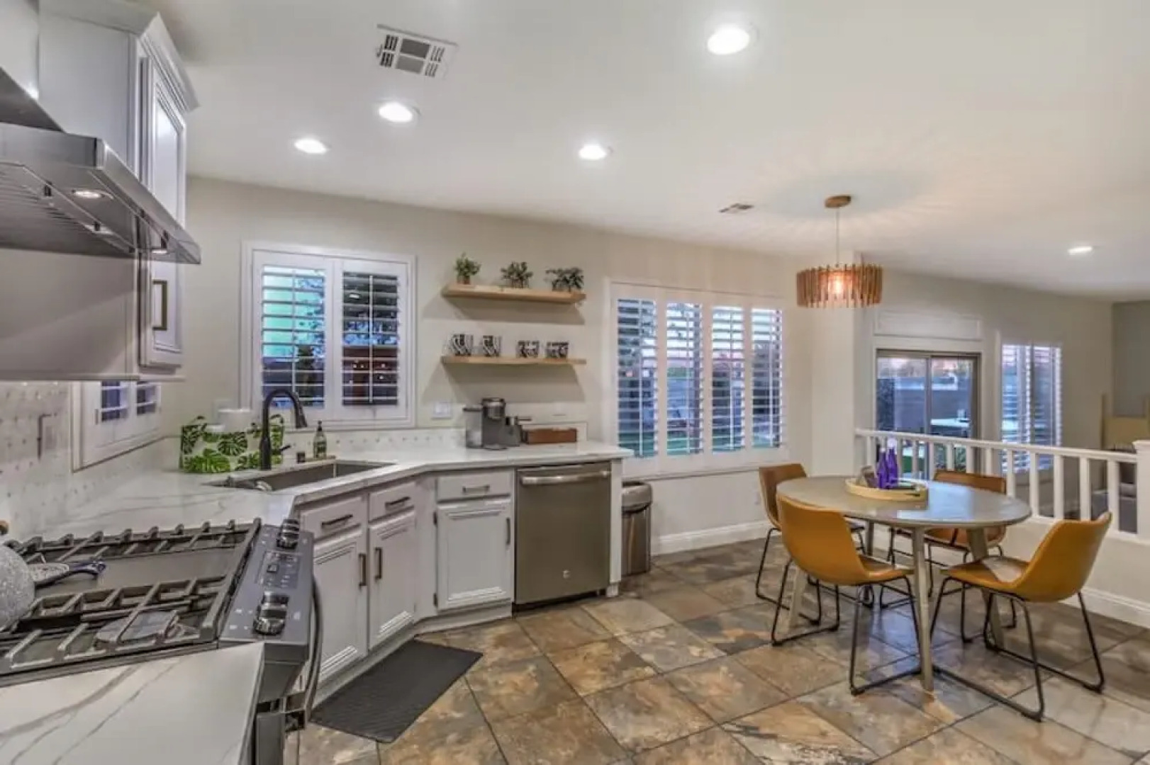 ZEN Retreat Jacuzzi Fire Pit BBQ Hammocks Patio Yoga Room Parking