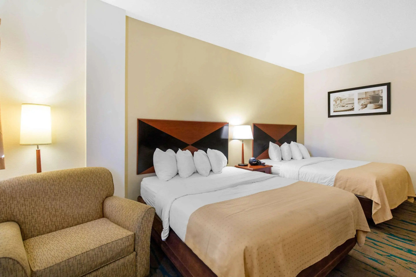 Gateway Hotel & Suites, an Ascend Collection Hotel