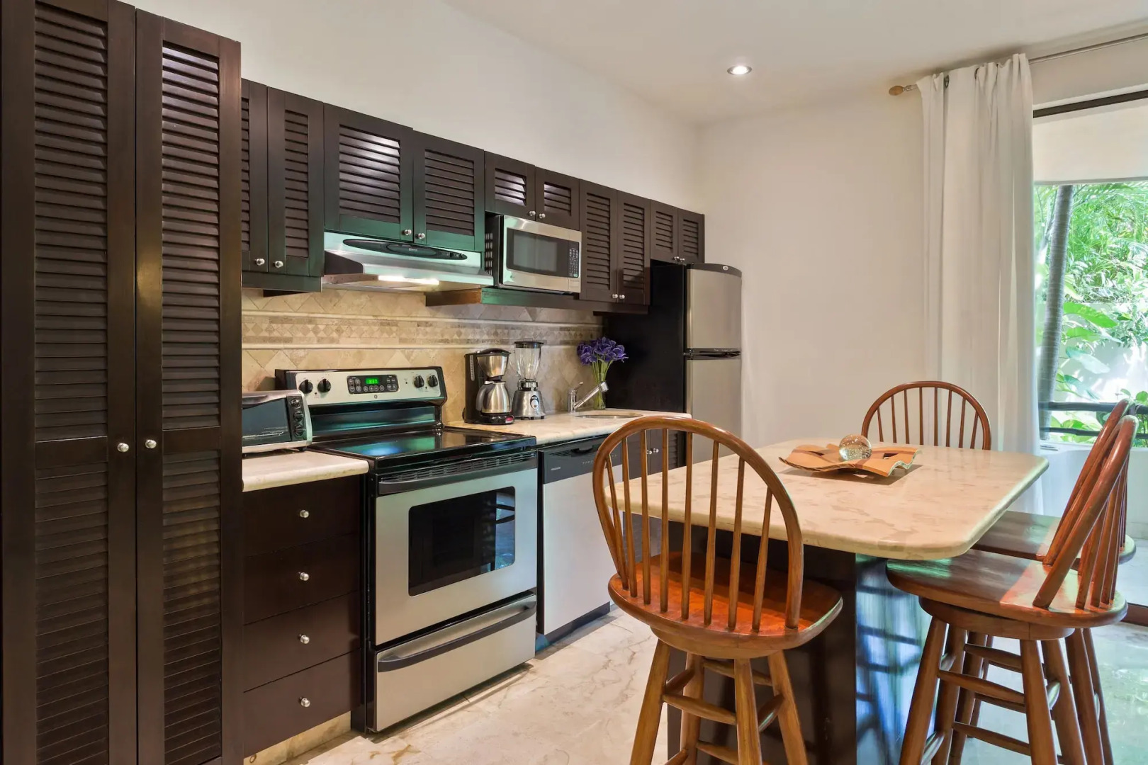 El Taj Oceanfront & Beachside Condo Hotel