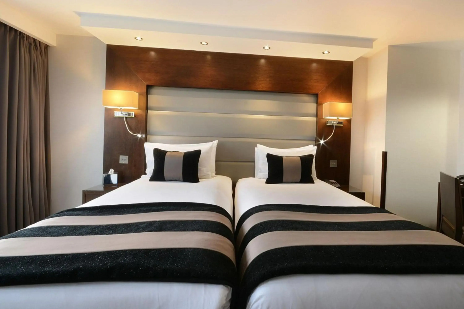 Отель The Cura Kensington