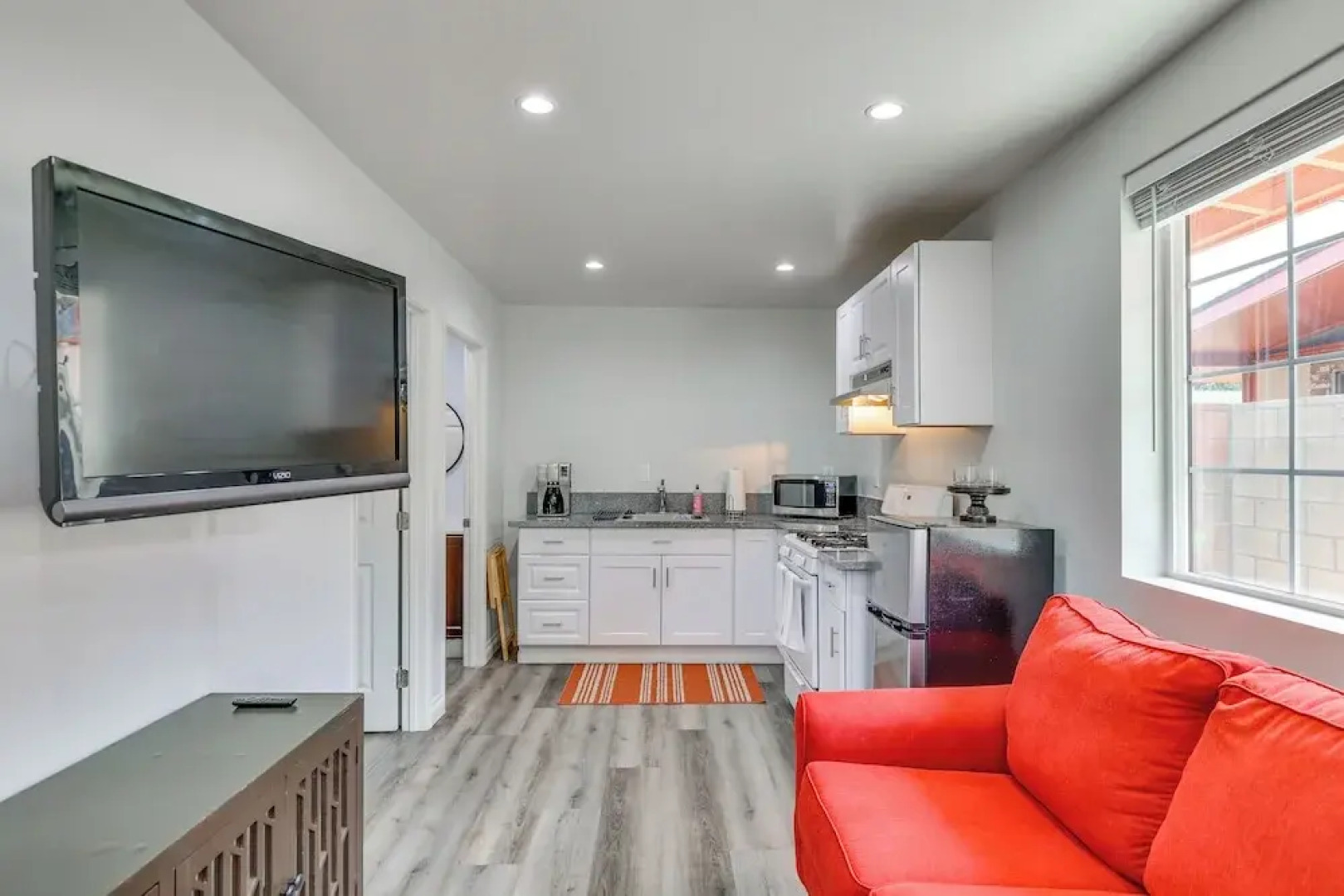 Sleek San Fernando Studio ~ 14 Mi to Universal