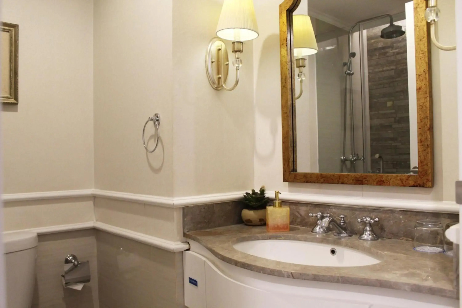 Noor Hotel