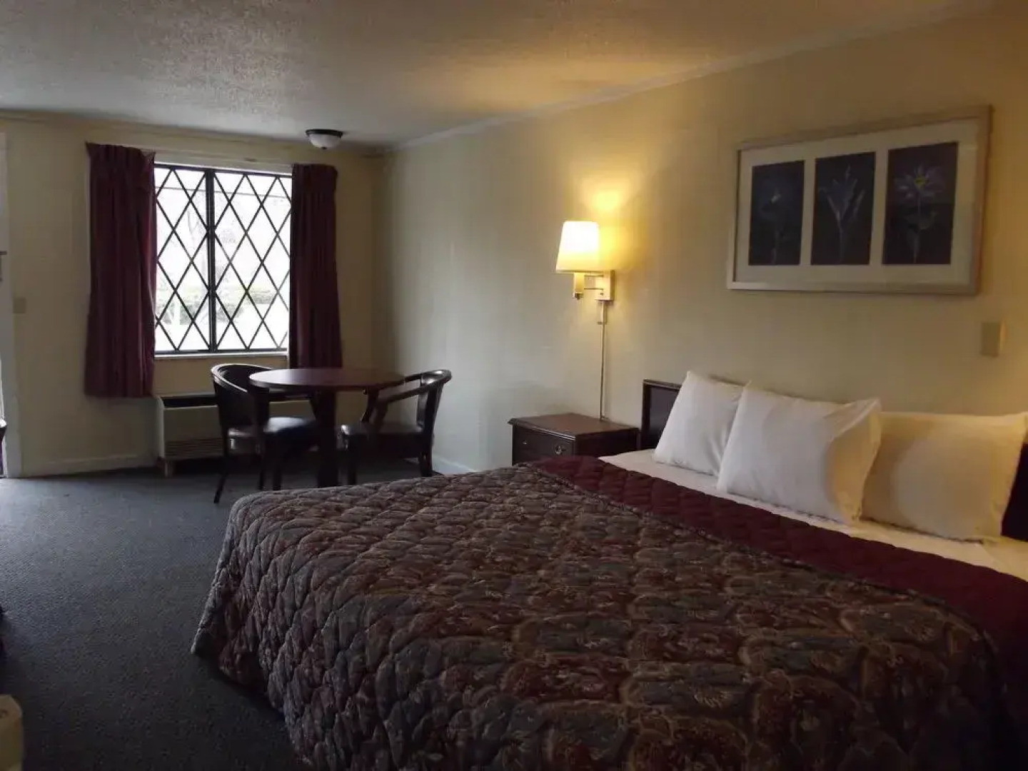 Knights Inn - Macedonia