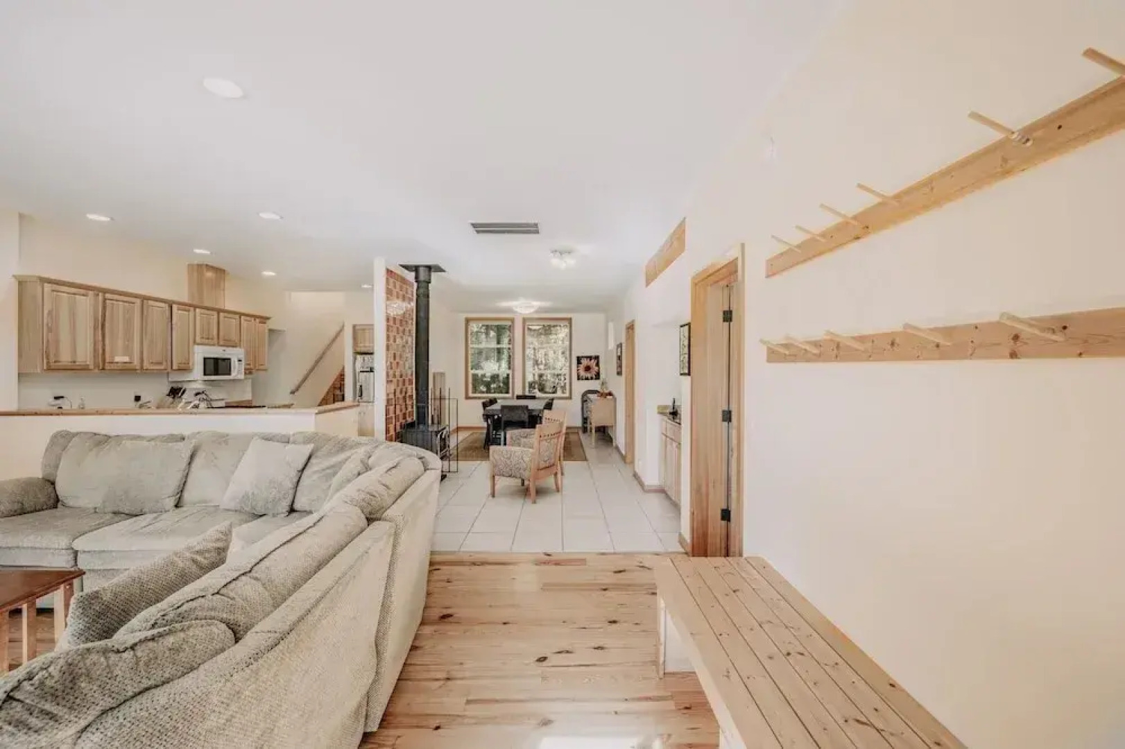 70mbr- Hot Tub - Bbq - Wi-fi - Pets Ok - Sleeps 8 3 Bedroom Home by RedAwning