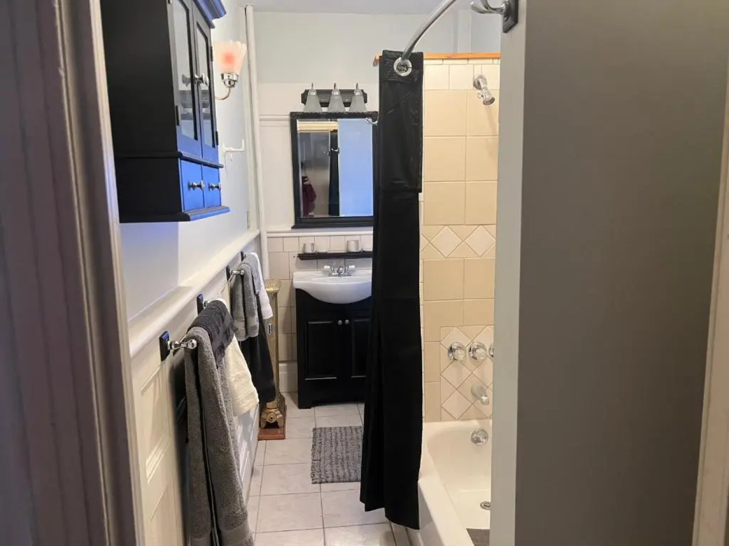 1 Br Private Victorian Apt in Convenient City Location on Half Acre Sleeps 4