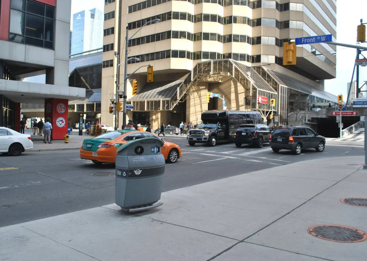 Livingsuites Toronto - Front & John