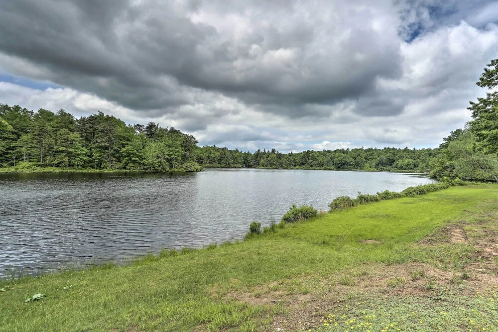 Cozy House: Surrounded by Community Lakes!