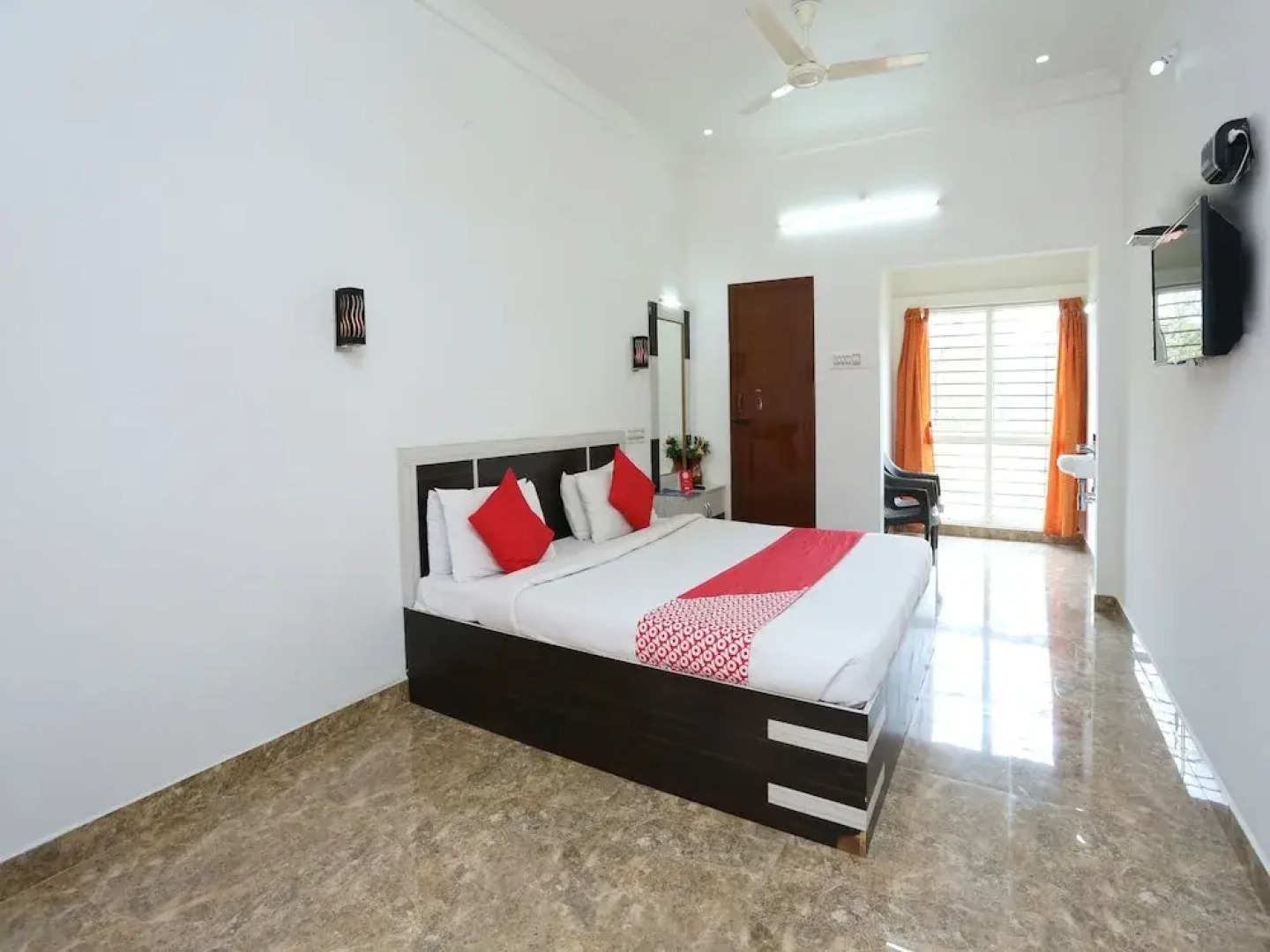 OYO 13792 Blue Bell Holiday Inn