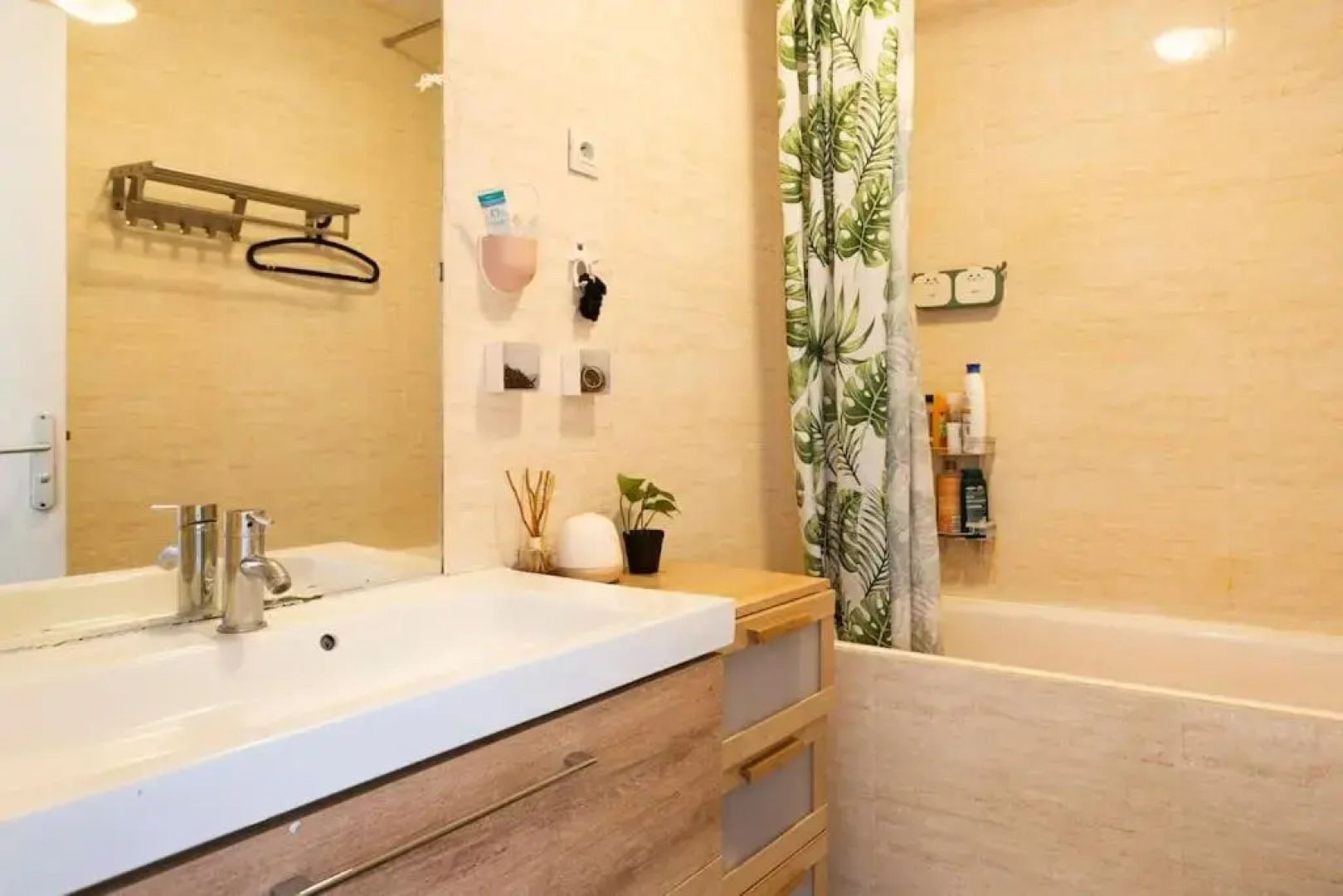 Une chambre chez moi,A guest room in my home,20mins to Paris