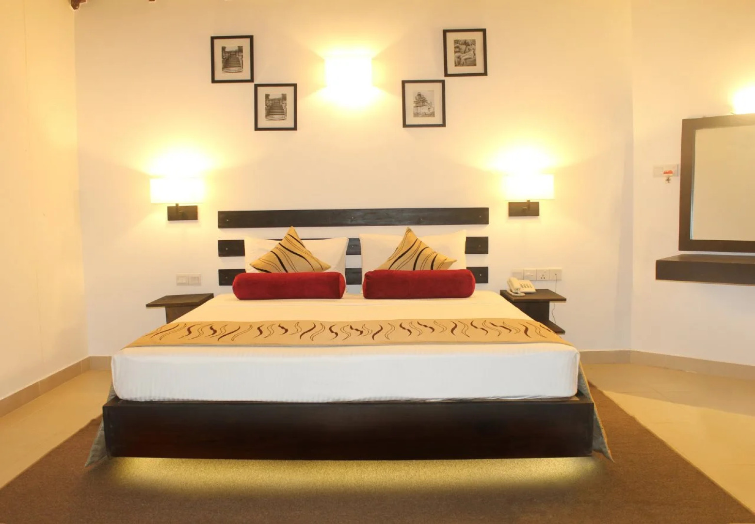 Saunter Paradise Hotel