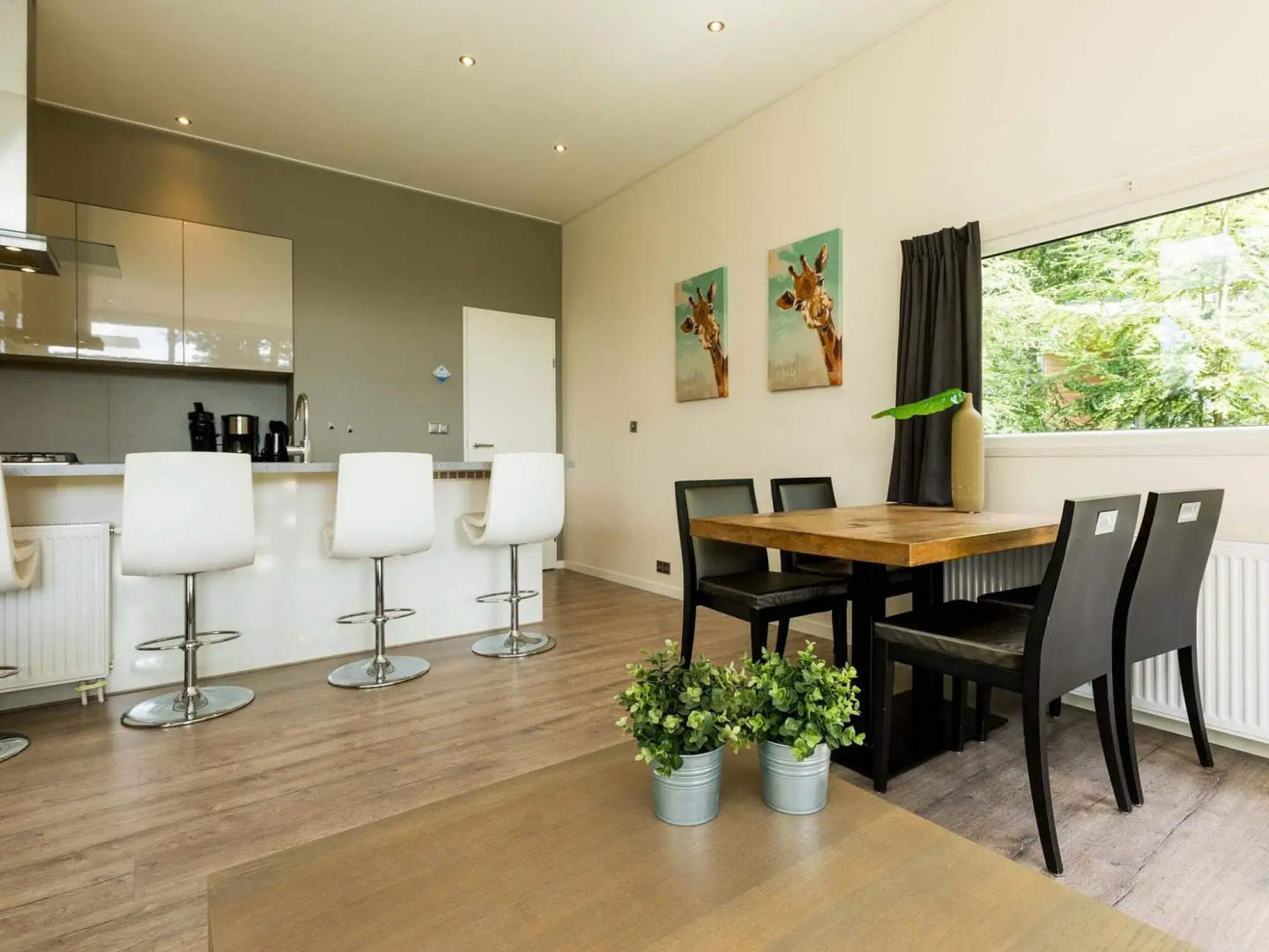 Modern chalet with outdoor sauna and spa, in a holiday park, near the Veluwe