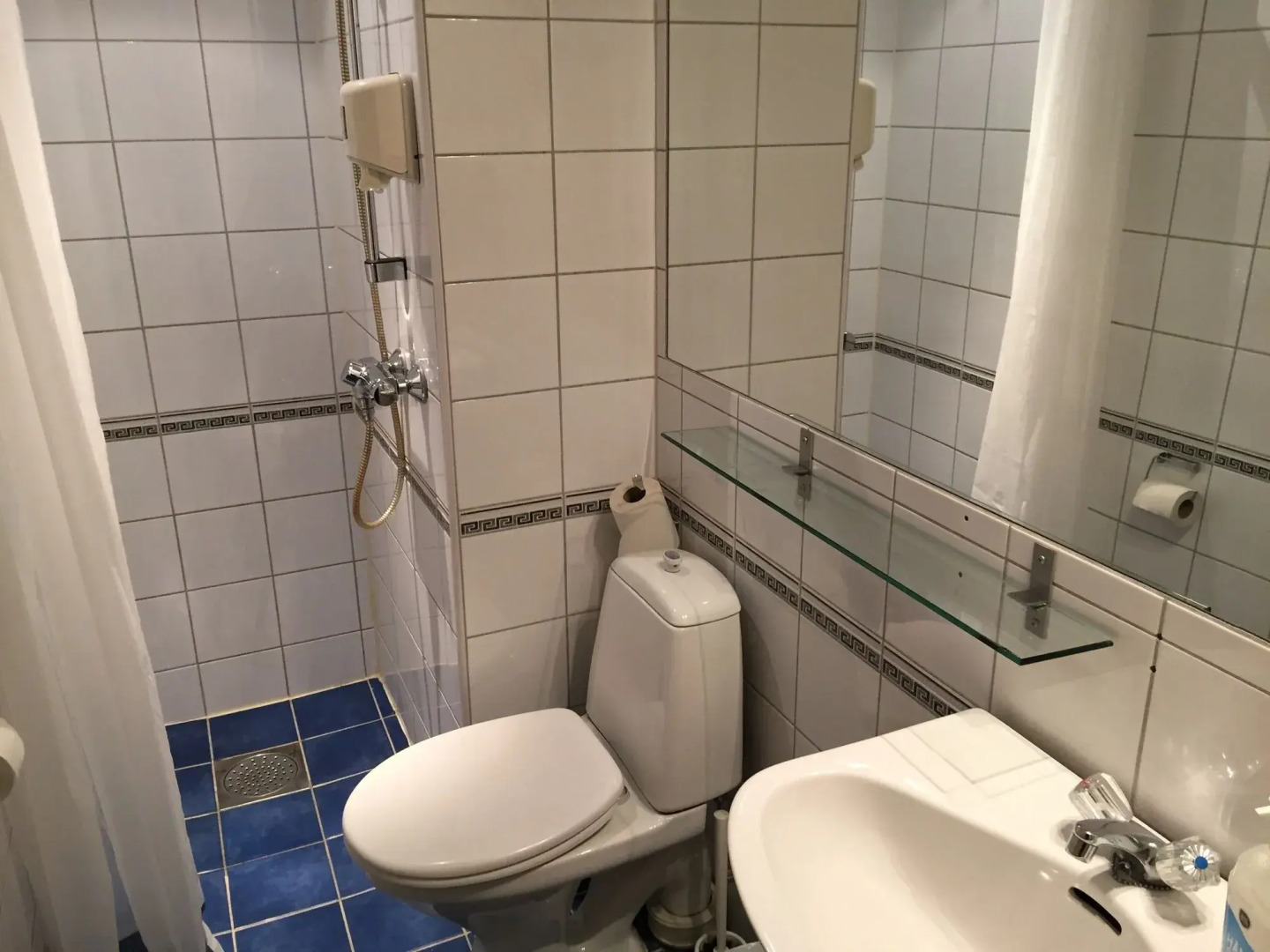 BREEZE Hotel Victoria - Self-Service