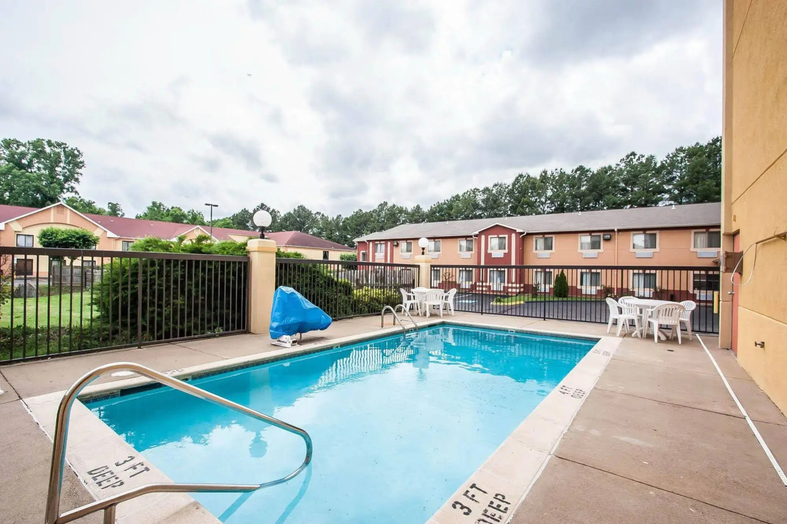 Econo Lodge Inn & Suites Memphis East