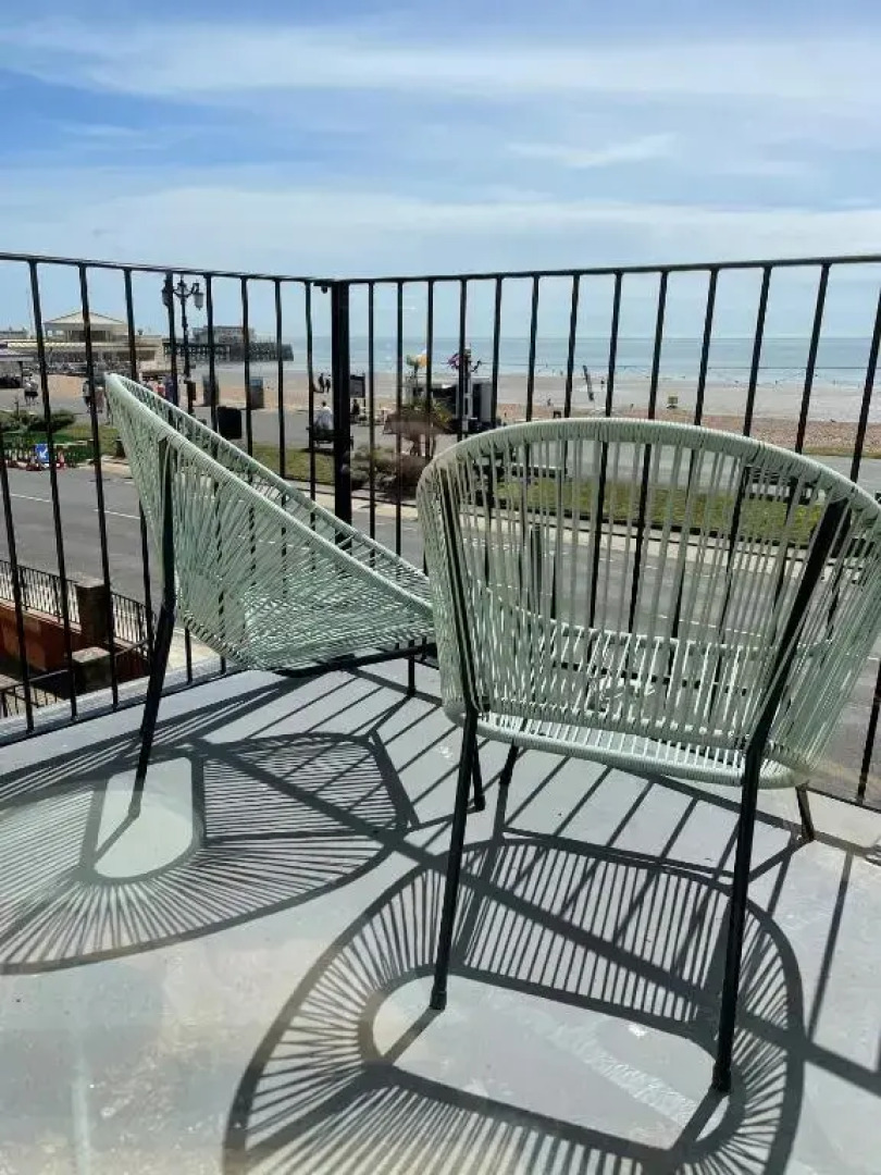 Seaview Flat with Balcony, Spacious 2 Bedroom