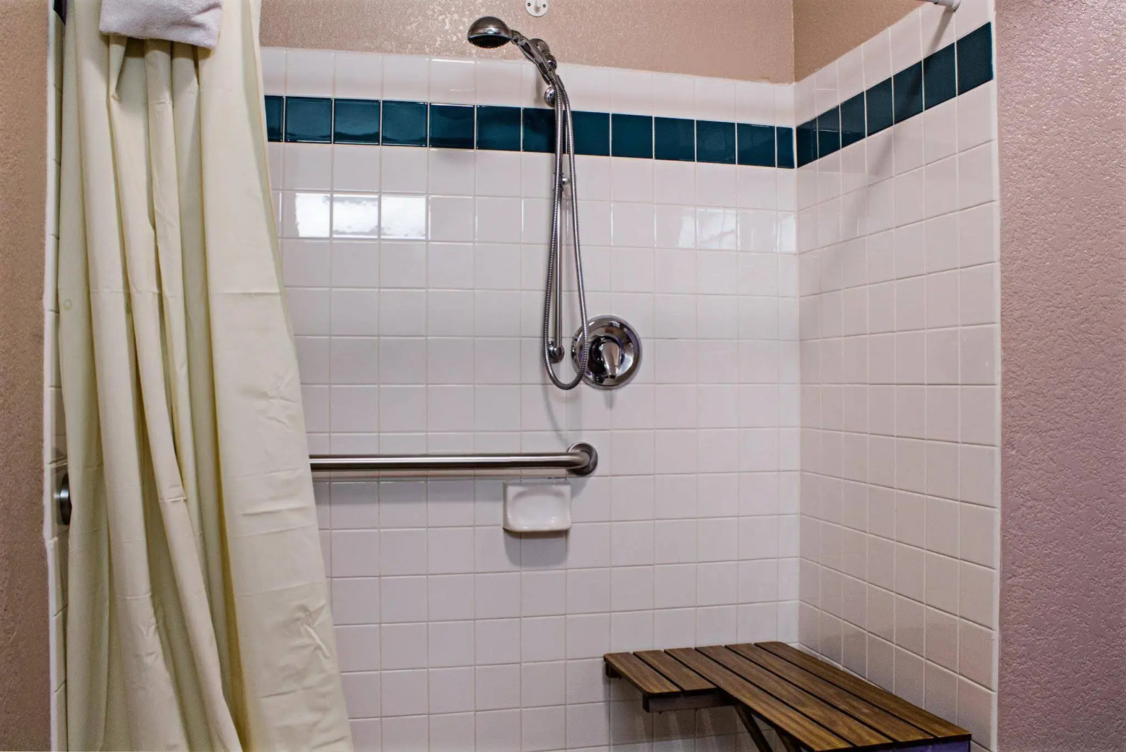 Bison Inn & Suites on University